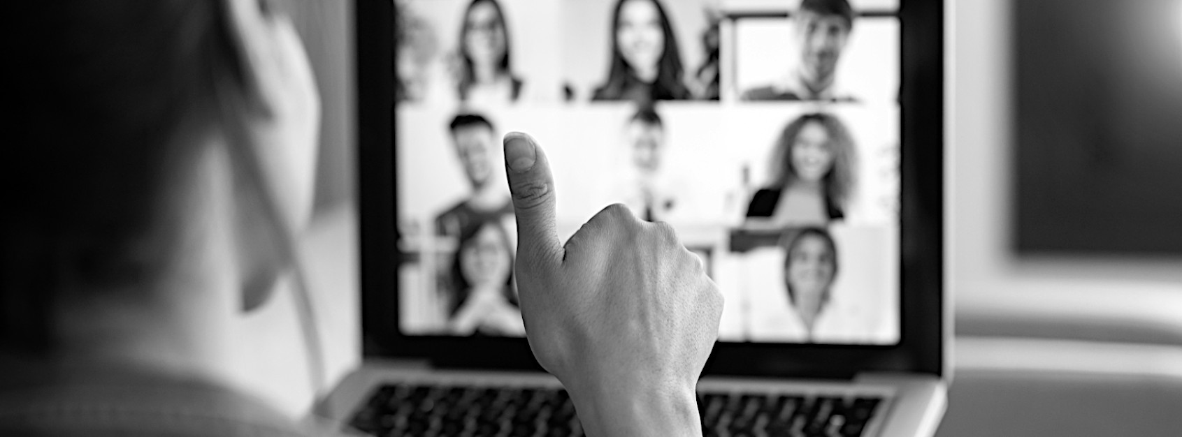 Daumen hoch im Online-Meeting